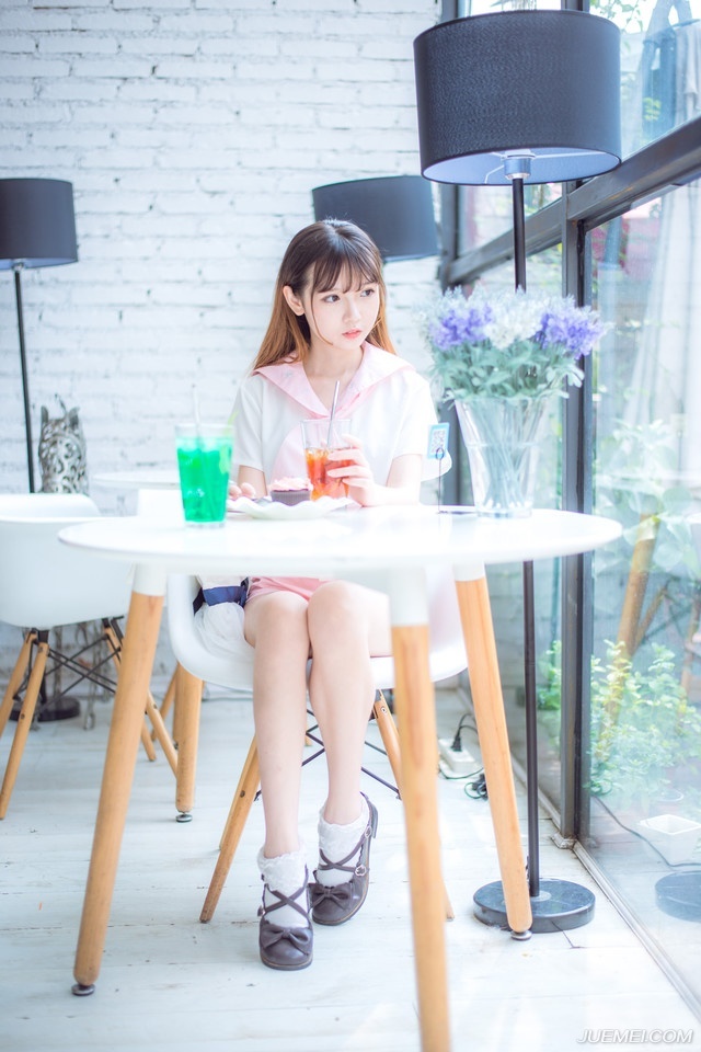 “吼~”伏德一把拔出了腿上的箭簇，身体一滚，滚进了对方的战船之中，手中钢刀一刀将两名江东战士的腿齐根斩断，这是他这辈子第一次，作为自己参战，无所谓忠诚，无所谓为谁而战，他只想为自己战一次，哪怕，是最后一次。